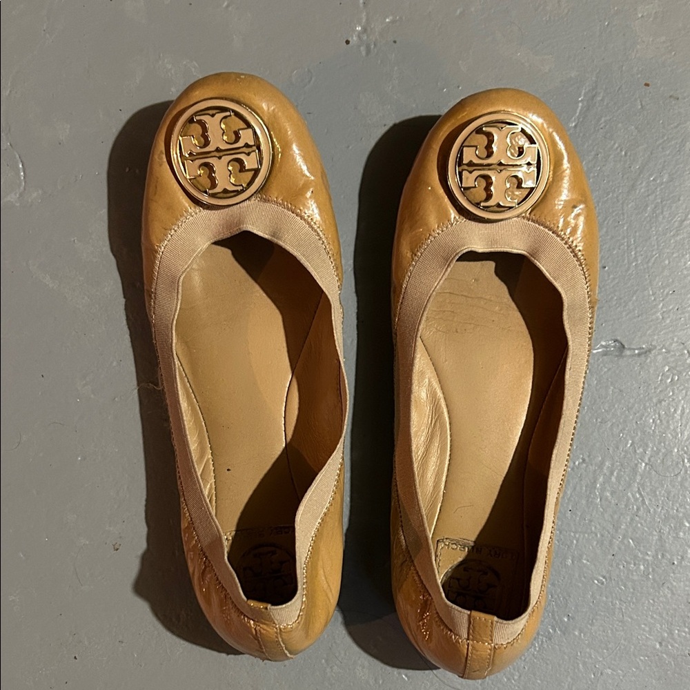 Luxe High Shine Tory Burch Camel Leather Reva Ballet Flats, Size 8.5